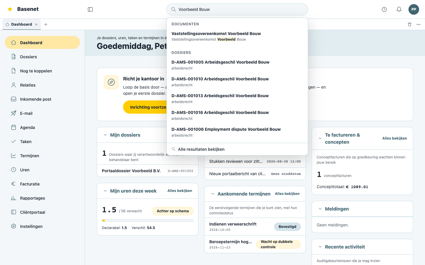 Het zoekveld “Zoek overal…” met gegroepeerde resultaten